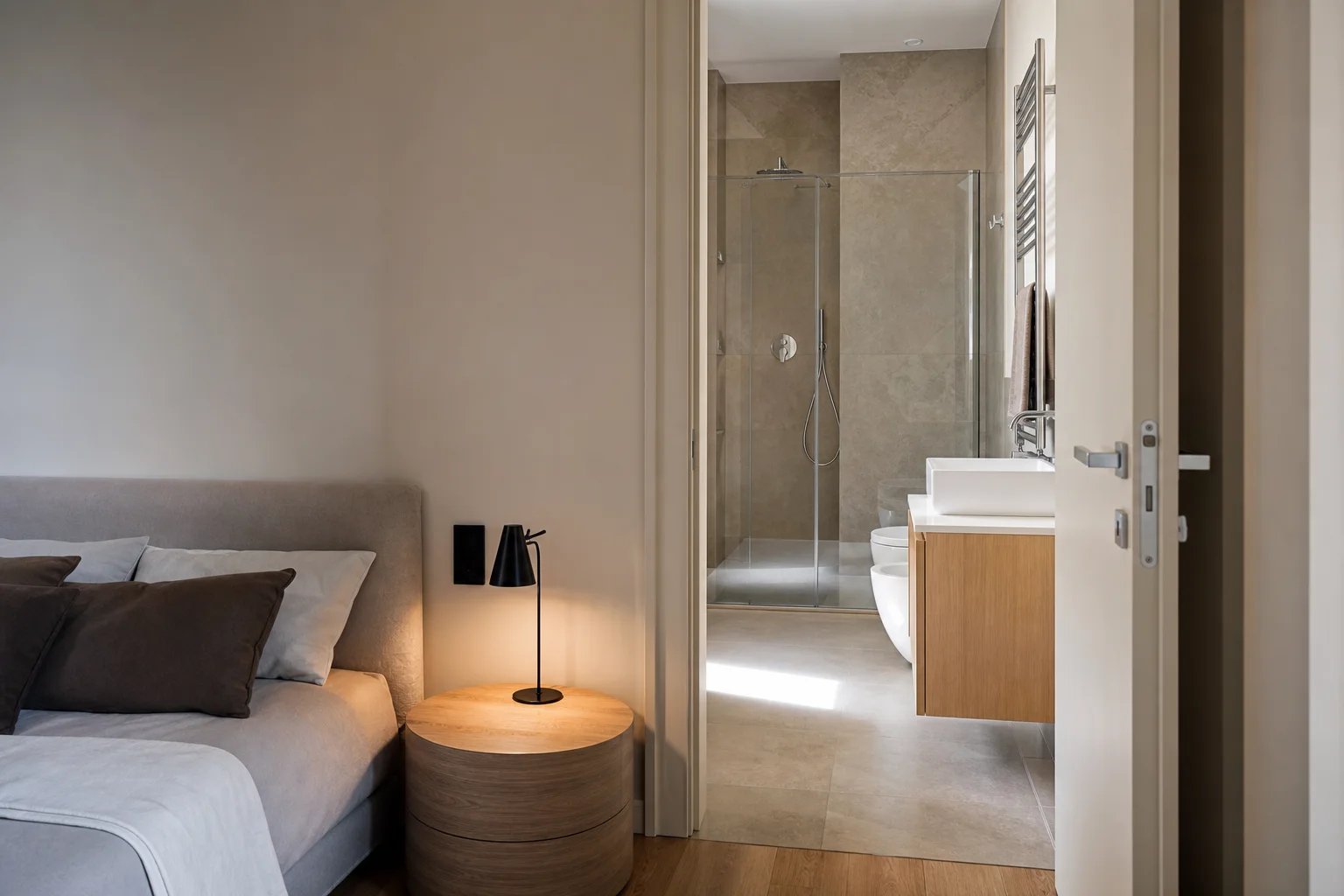 Bagno en suite contemporaneo con accesso diretto dalla camera da letto
