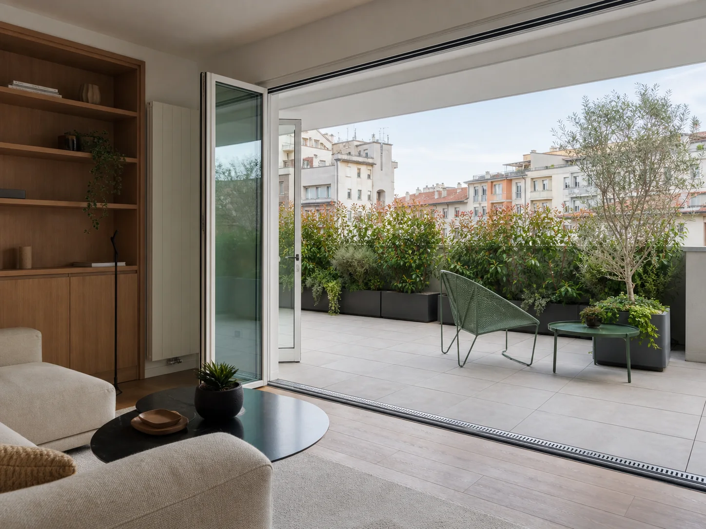 Soggiorno ristrutturato aperto su un terrazzo con pavimento esterno e area verde a Milano